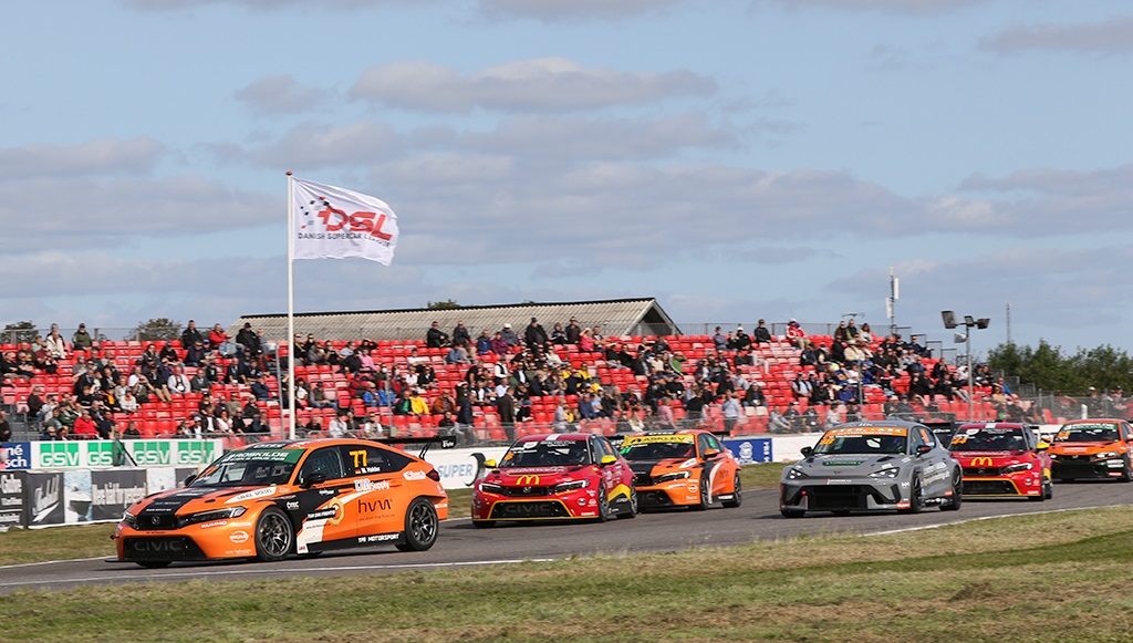 Mike Halder #77 kørte først over målstregen, men en efterfølgende straf gav ham en udelukkelse fra løbet og sejren gik i stedet til Kasper H. Jensen #6.
(Foto: Motorsporten.dk)